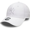 gorra-curva-blanca-ajustable-con-logo-blanco-9forty-league-essential-de-new-york-yankees-mlb-de-new-era